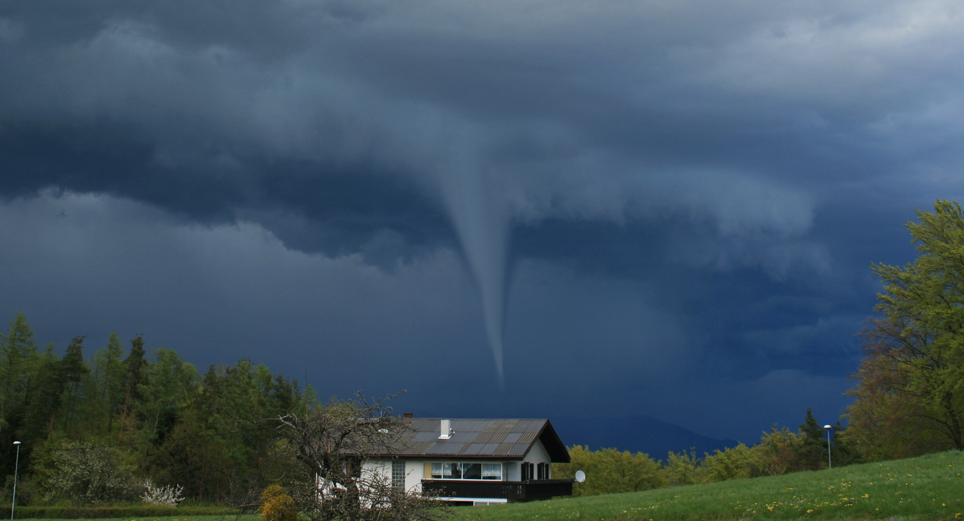 Les tornades sont plus courantes en été en France et au printemps aux États-Unis. © swa182, Adobe Stock